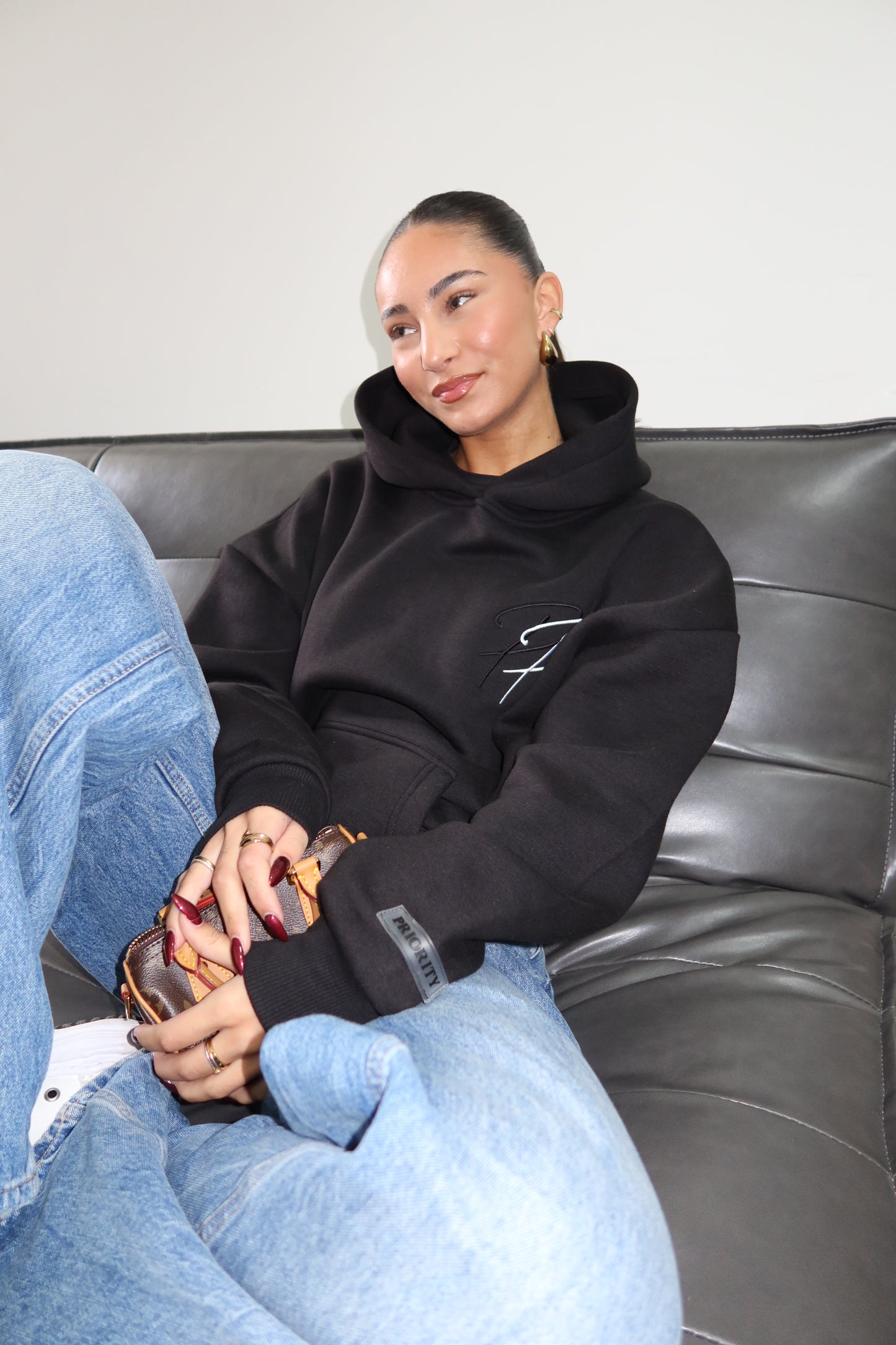 Kapuzenpullover mit Priority-Signatur