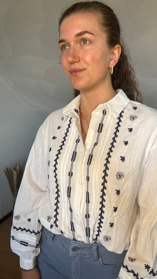 Broderie-Bluse