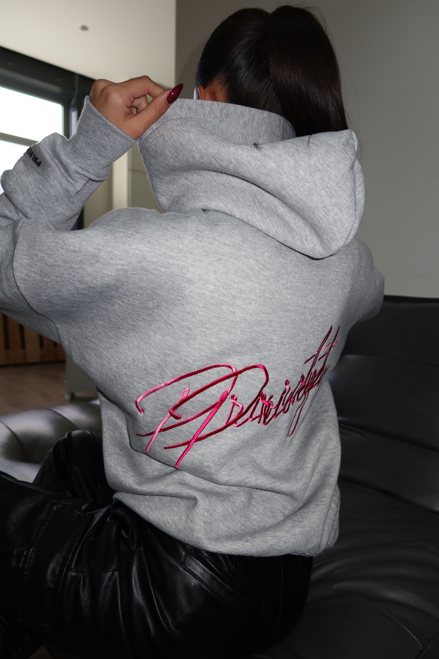 Kapuzenpullover mit Priority-Signatur